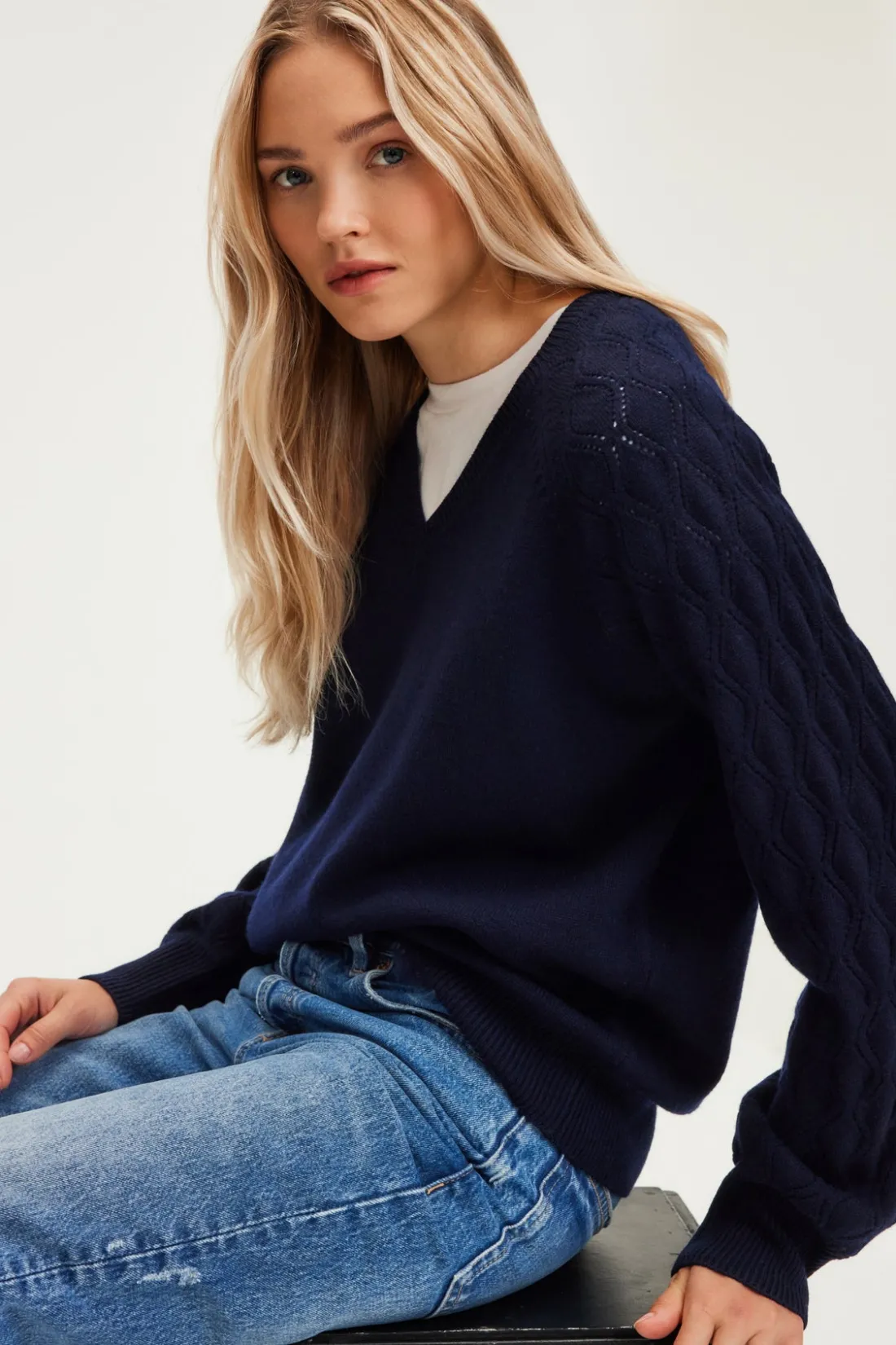 Pablo Pull en laine aux manches ajourées - JIOTI Marine Best